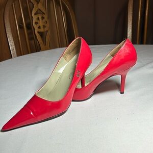 💄 Red, Midnight Velvet 4” heels, 7.5W. Pointed toe with squared off inset.